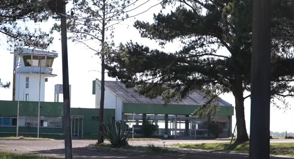 AEROPUERTO DE MELO AEROPUERTO DE MELO