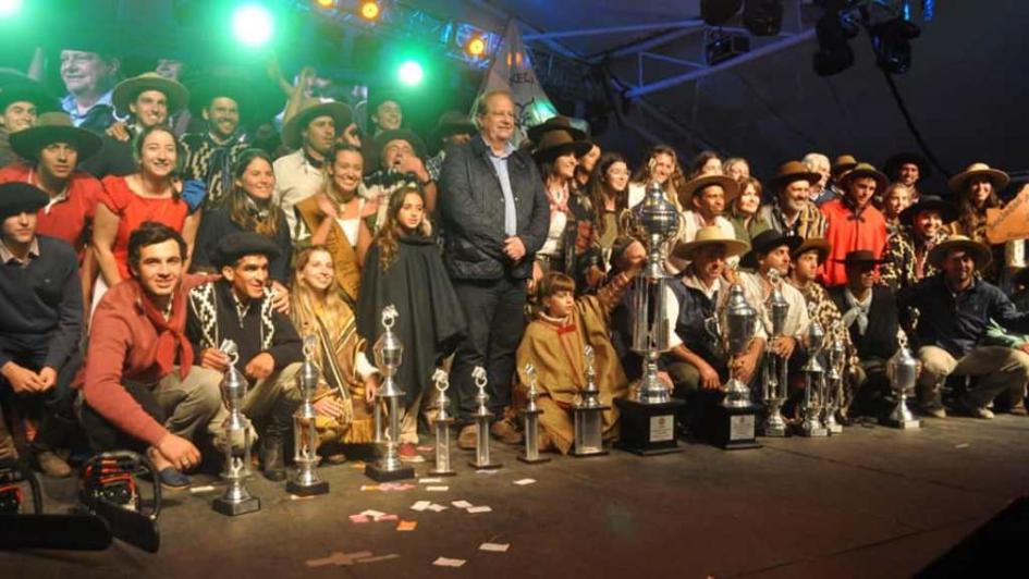 A PONCHO Y ESPUELA A PONCHO Y ESPUELA