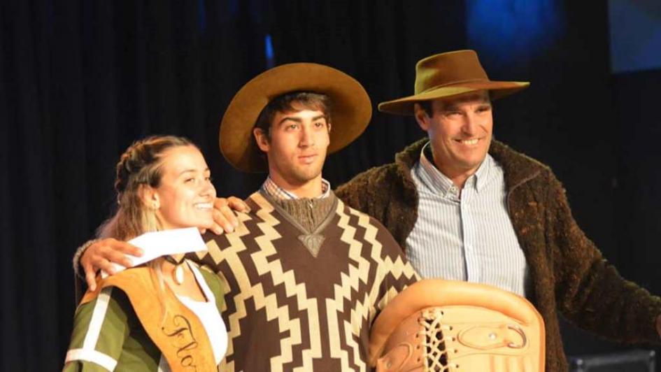 A PONCHO Y ESPUELA A PONCHO Y ESPUELA