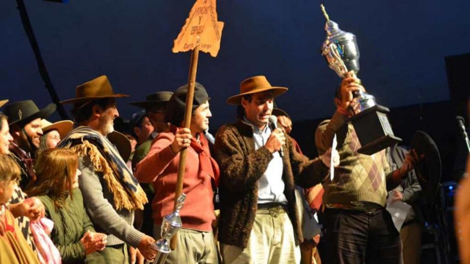 A PONCHO Y ESPUELA A PONCHO Y ESPUELA