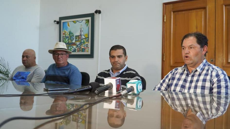 “REUNIÓN DE AMIGOS” “REUNIÓN DE AMIGOS”