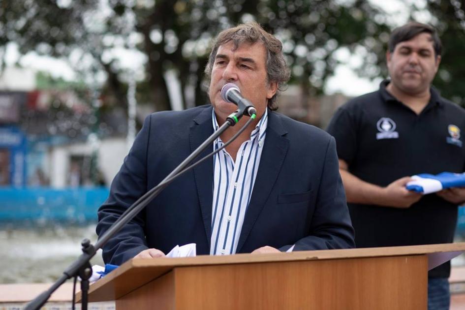 Izamos nuestra Bandera Intendente de Cerro Largo Ec. Luis Sergio Botana