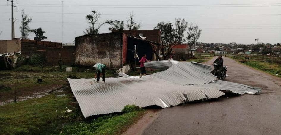 Fuerte turbonada acompañada de granizo azotó la ciudad de Melo Fuerte turbonada acompañada de granizo azotó la ciudad de Melo