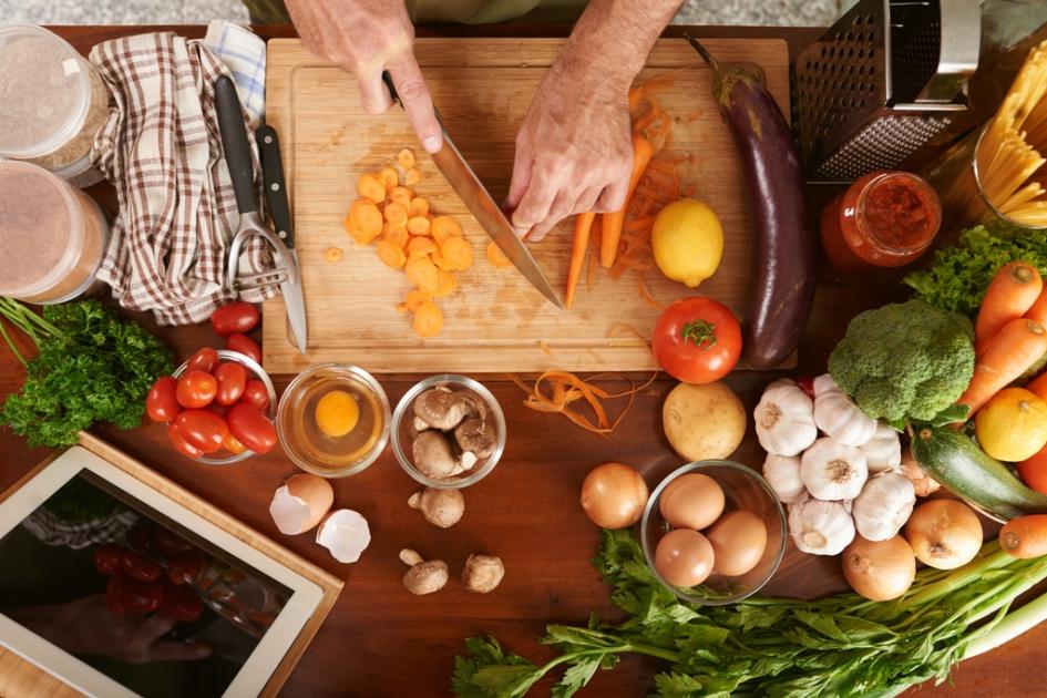 Chef cortando alimentos