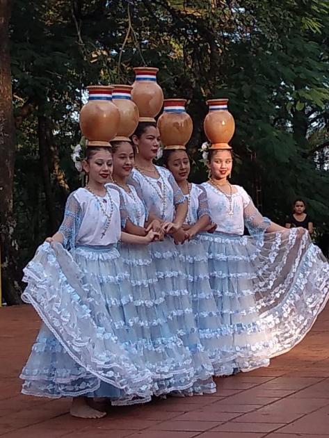 Mujeres con vestimenta autóctona de Presidente Franco, Paraguay Mujeres con vestimenta autóctona de Presidente Franco, Paraguay