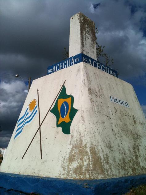 Mojon frontera Uruguay Brasil en Acegua