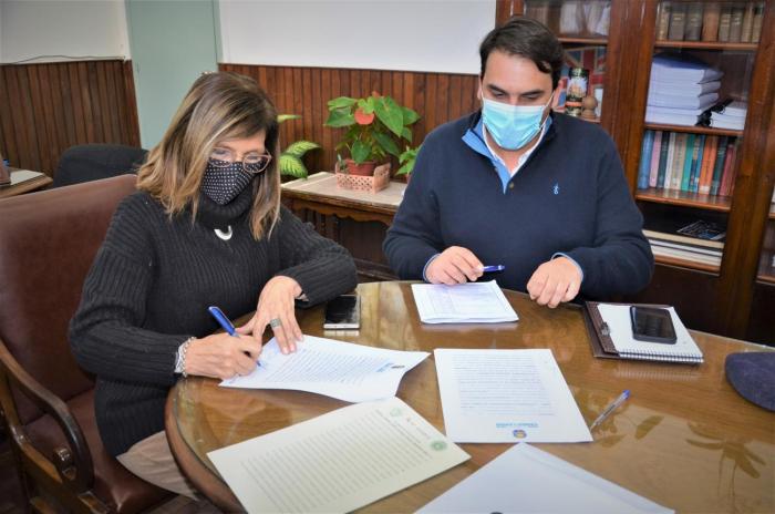 Firma de convenio con UPM