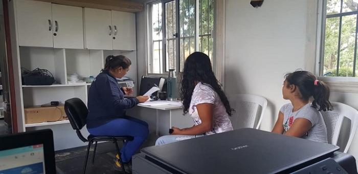 Beneficiarios firmando