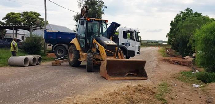 Maquinaria vial en funcionamiento