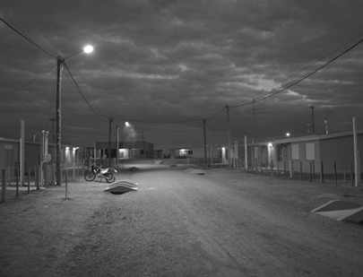 Por la noche, calle de una localidad del interior ilminada
