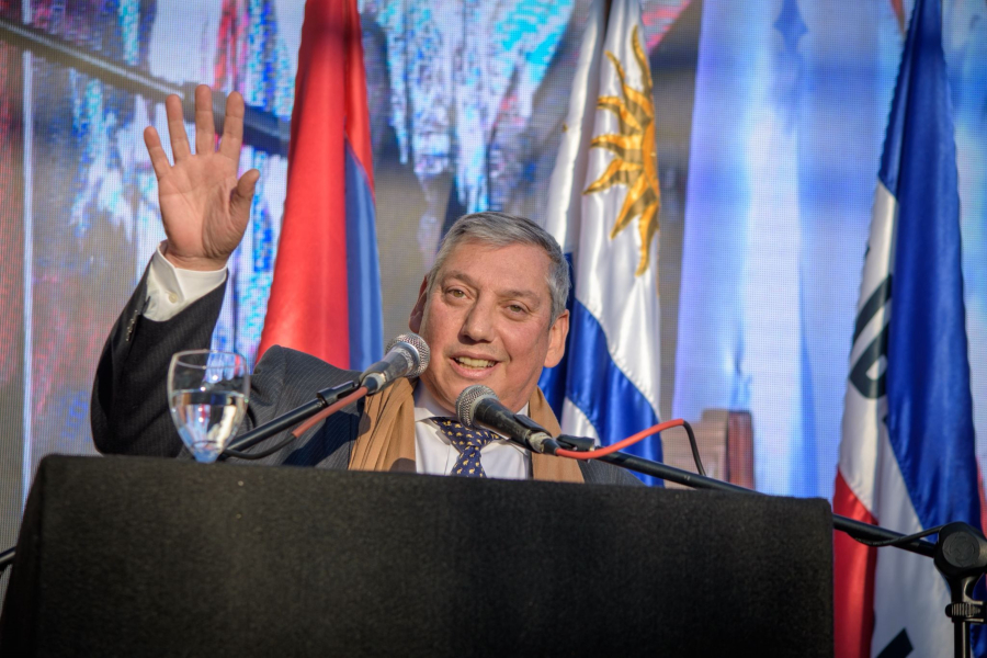 "Carlos Enciso saludando desde el atrio"