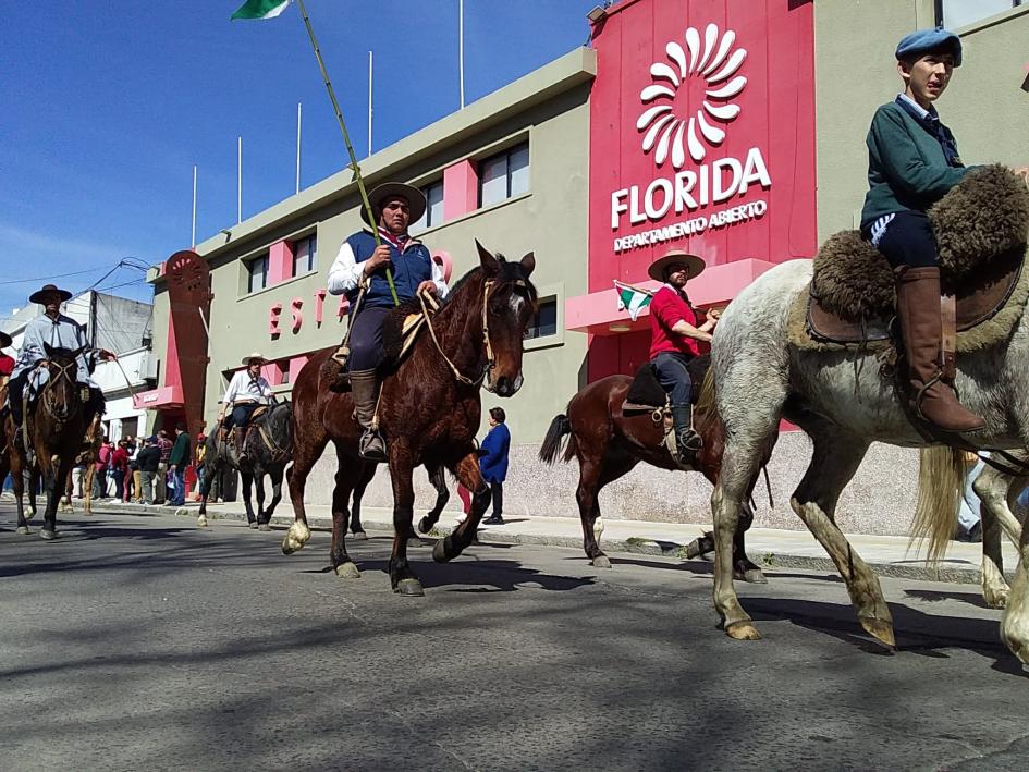 Desfile de caballería gaucha por las calles de la ciudad