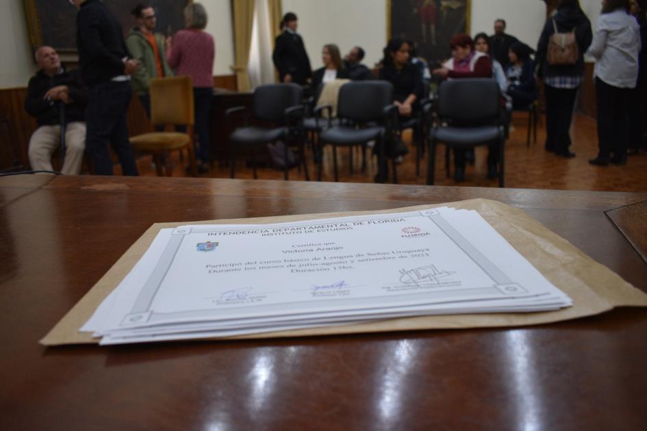 Entregaron certificados de talleres de Lengua de Señas