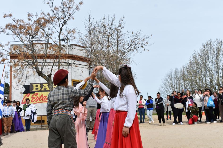 Actos Pacto de La Cruz, bailan niños escuela 9 ´´