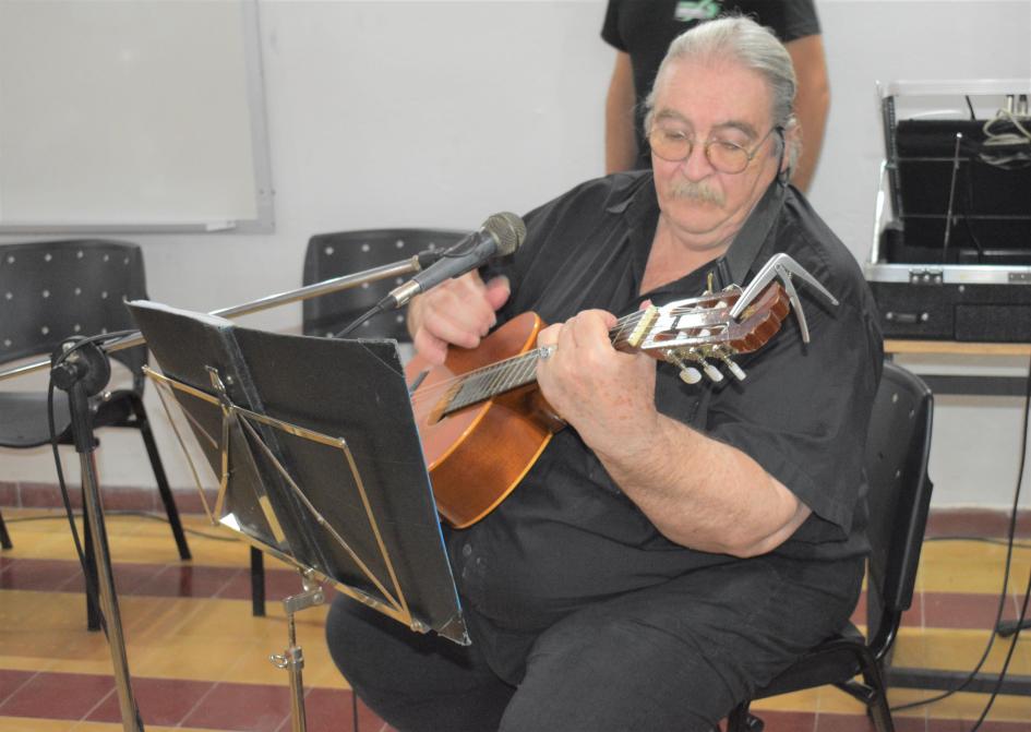 Roberto interpretando la canción con la que participó ´´