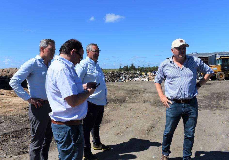 Recorrida con autoridades por planta de encapsulado ´´
