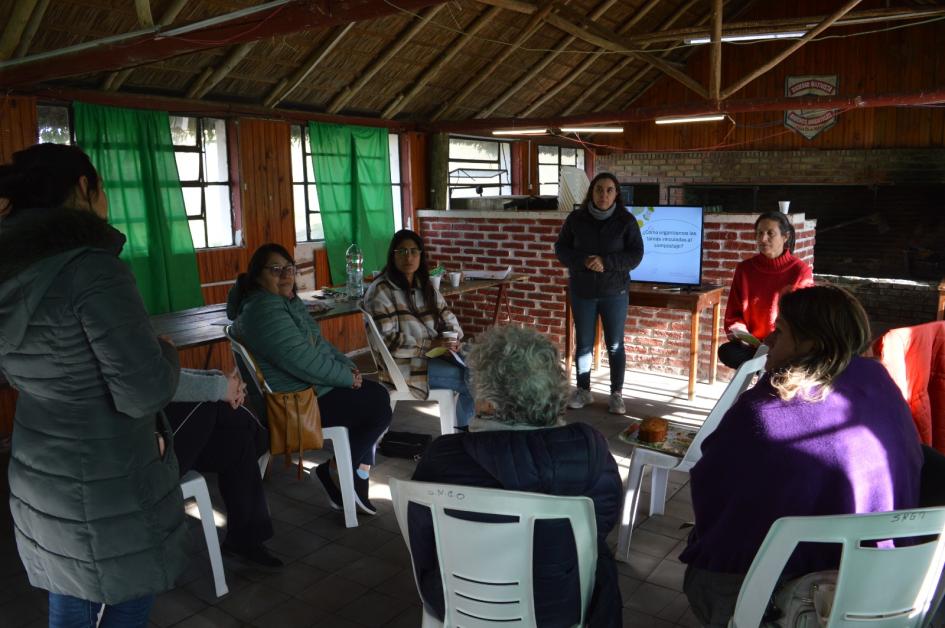 Continúa entrega de semillas en el interior