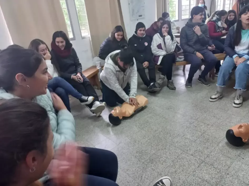 Alumnos del Liceo Mendoza haciendo reanimación Alumnos del Liceo Mendoza haciendo reanimación