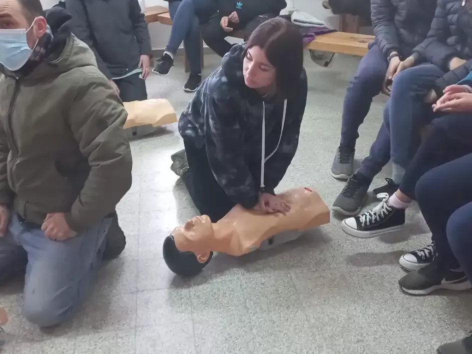 Alumnos del Liceo Mendoza haciendo reanimación Alumnos del Liceo Mendoza haciendo reanimación
