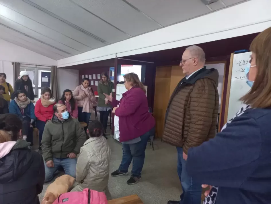 Alumnos del Liceo Mendoza haciendo reanimación Alumnos del Liceo Mendoza haciendo reanimación