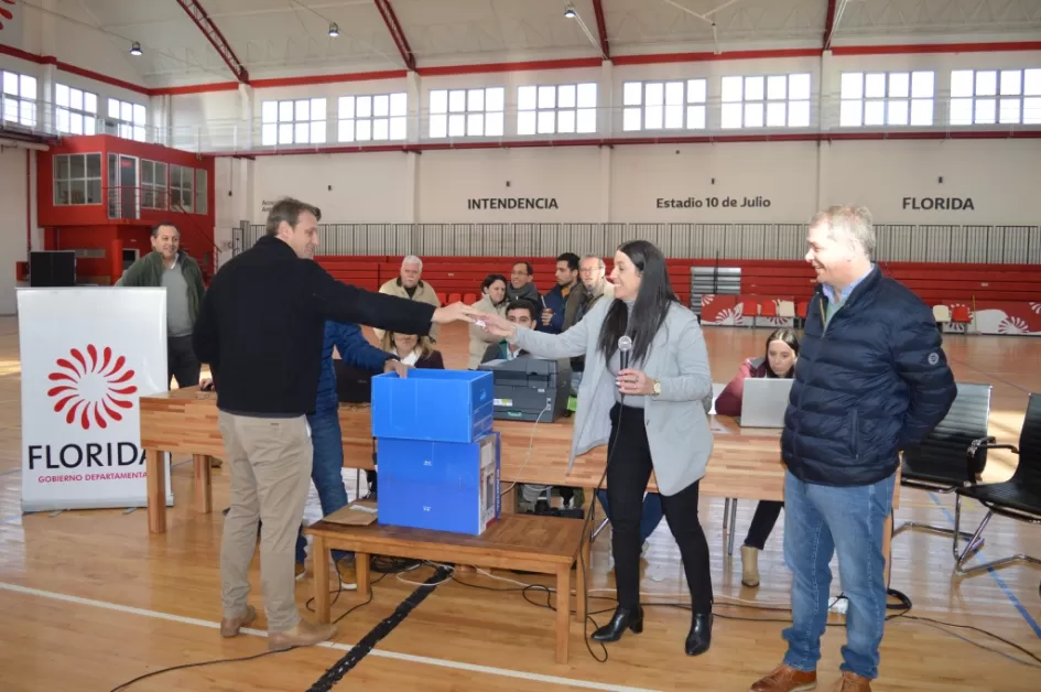 El Secretario General Marcos Pérez sacando una bolilla ganadora El Secretario General Marcos Pérez sacando una bolilla ganadora