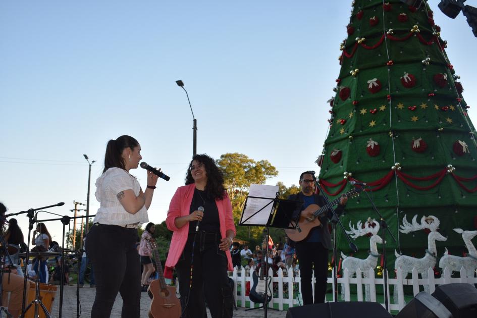 Florida encendió su Árbol de Navidad en el Prado Piedra Alta