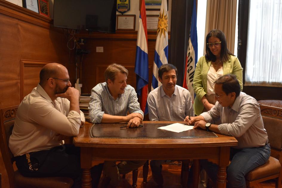 Intendencia y ADEOM firman acuerdo por situación de trabajadores de la flota liviana