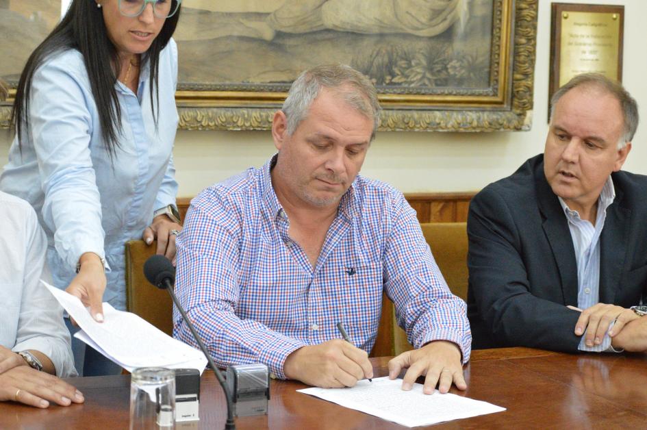 Intendencia firma convenio con Asociación de Rematadores