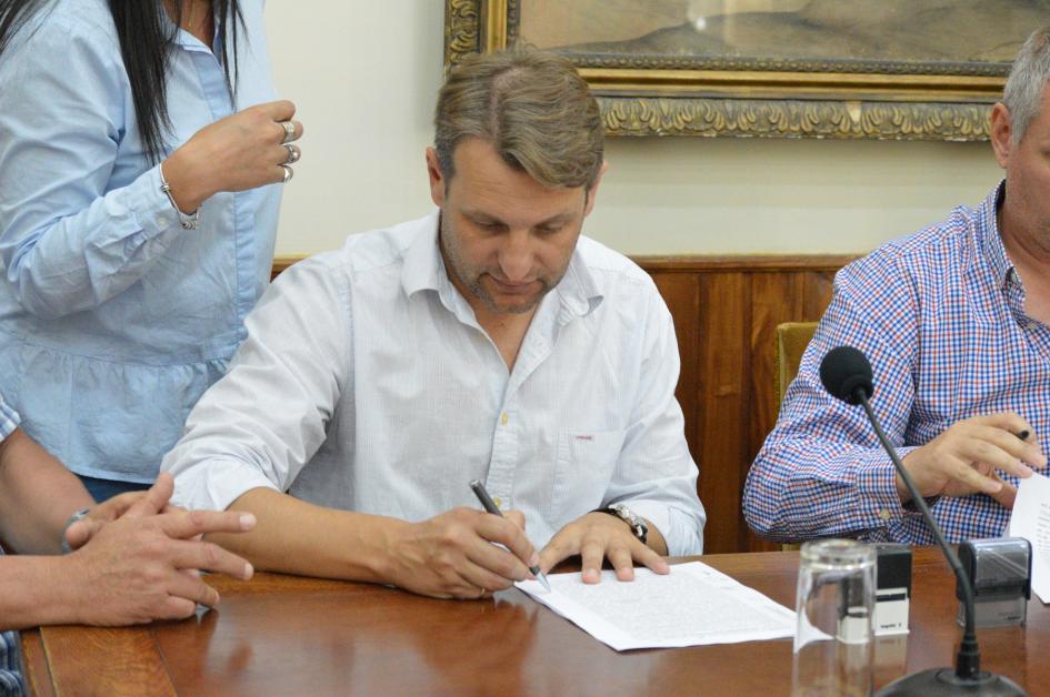 Intendencia firma convenio con Asociación de Rematadores
