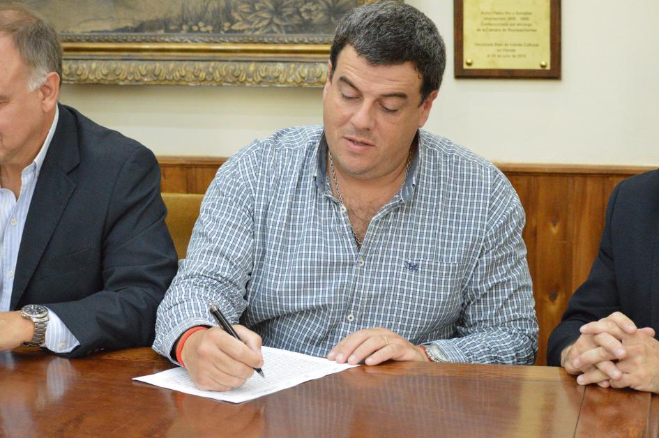 Intendencia firma convenio con Asociación de Rematadores