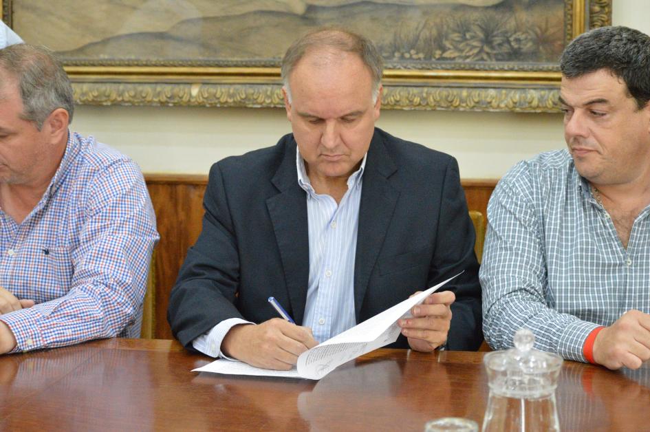 Intendencia firma convenio con Asociación de Rematadores