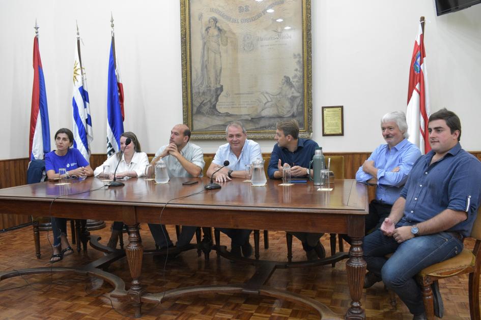 Conferencia en el Salon de Honor. Autoridades MIDES e IDF