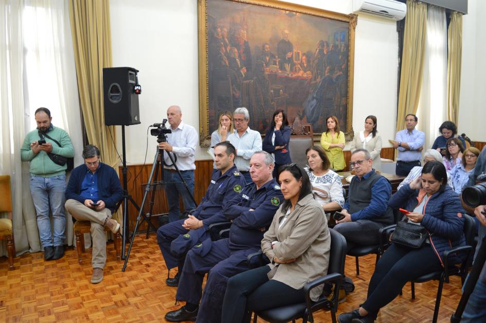 Conferencia en el Salon de Honor. Autoridades MIDES e IDF