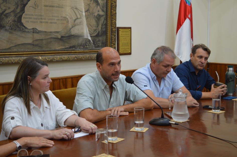Conferencia en el Salon de Honor. Autoridades MIDES e IDF