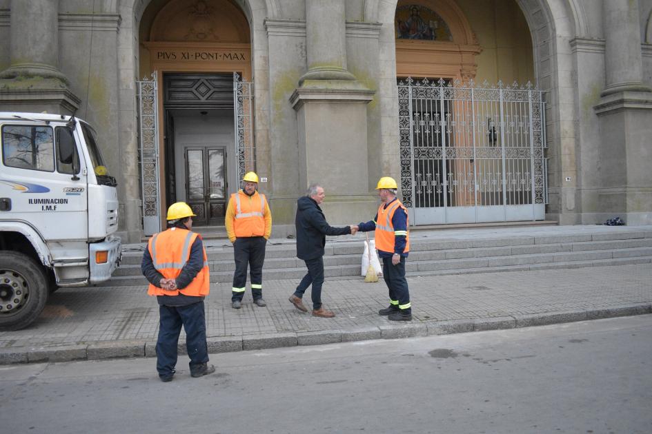 instalación de nuevas luminarias en los exteriores de la Catedral Basílica
