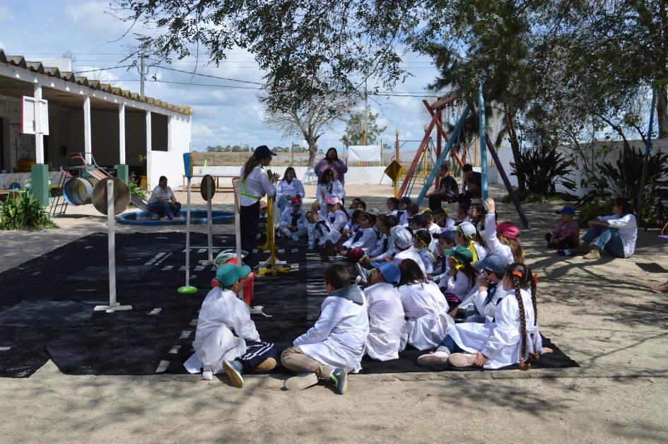 Charlas sobre seguridad vial y seguridad ferroviaria en escuela rurales