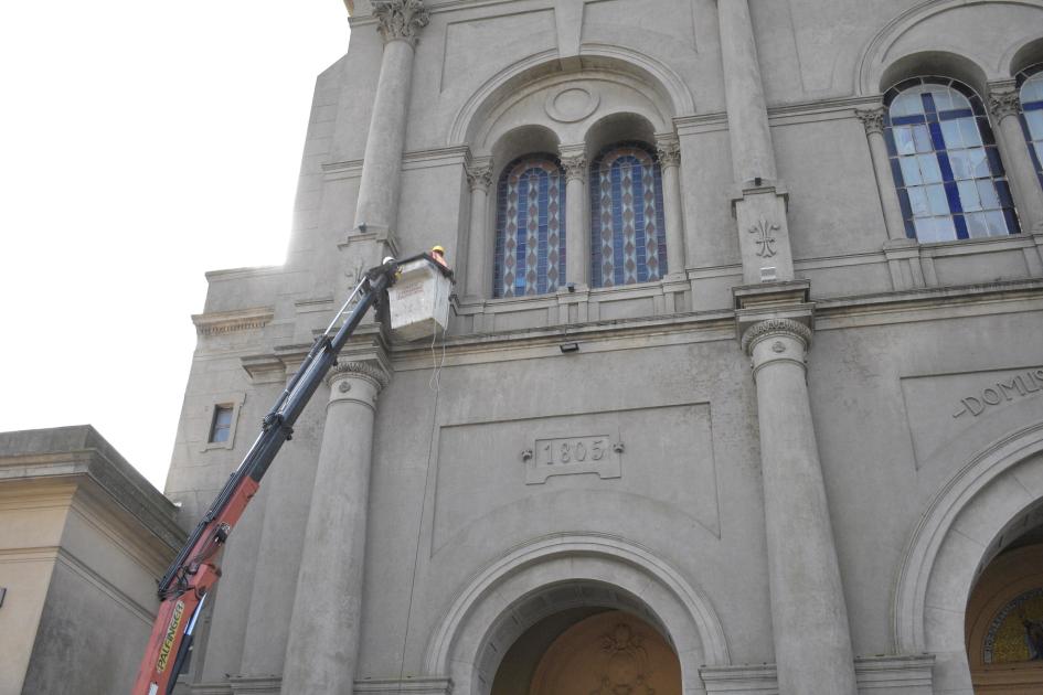 instalación de nuevas luminarias en los exteriores de la Catedral Basílica