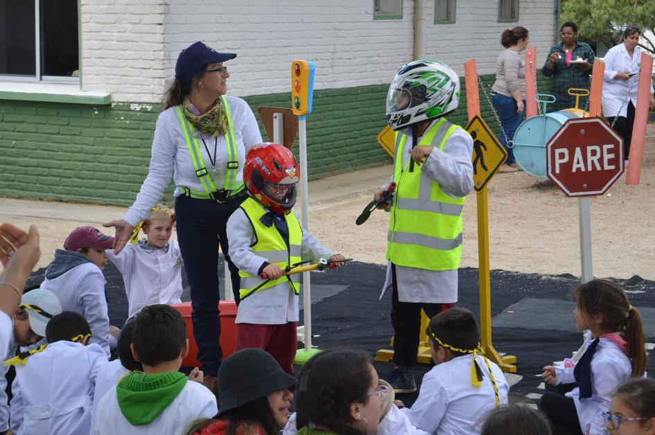 Charlas sobre seguridad vial y seguridad ferroviaria en escuela rurales