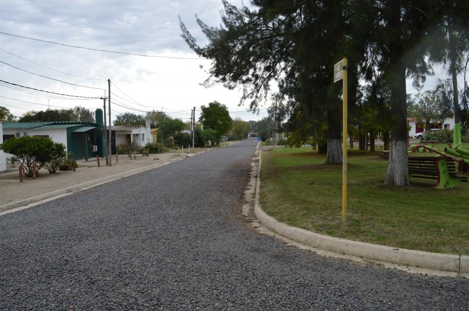 Letras corpóreas y 100 % de tratamiento bituminoso para 25 de Mayo