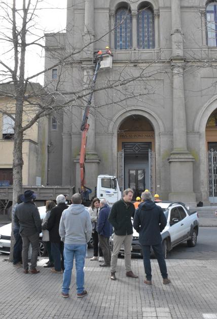 instalación de nuevas luminarias en los exteriores de la Catedral Basílica