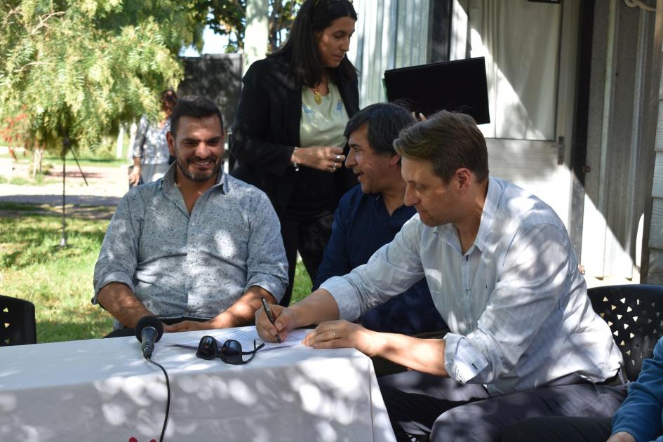 Se firmó contrato de obras de consolidación de barrio Abasto de Sarandí Grande