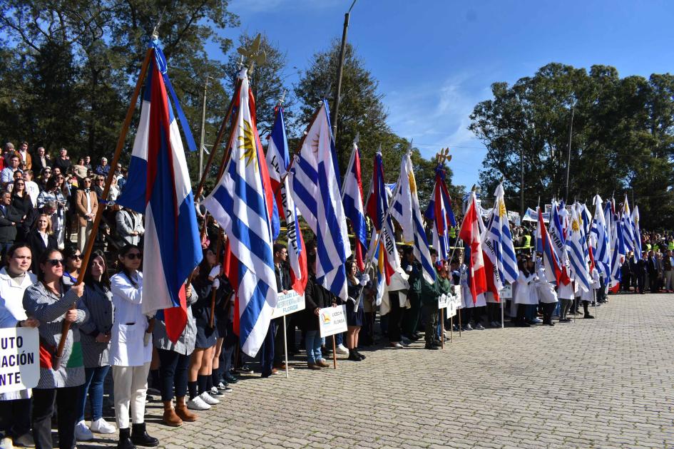 Gran convocatoria en los actos patrios del 25 de Agosto