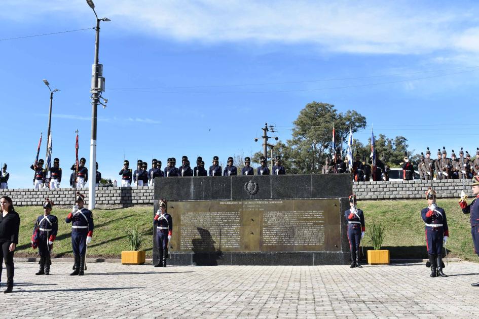 Gran convocatoria en los actos patrios del 25 de Agosto