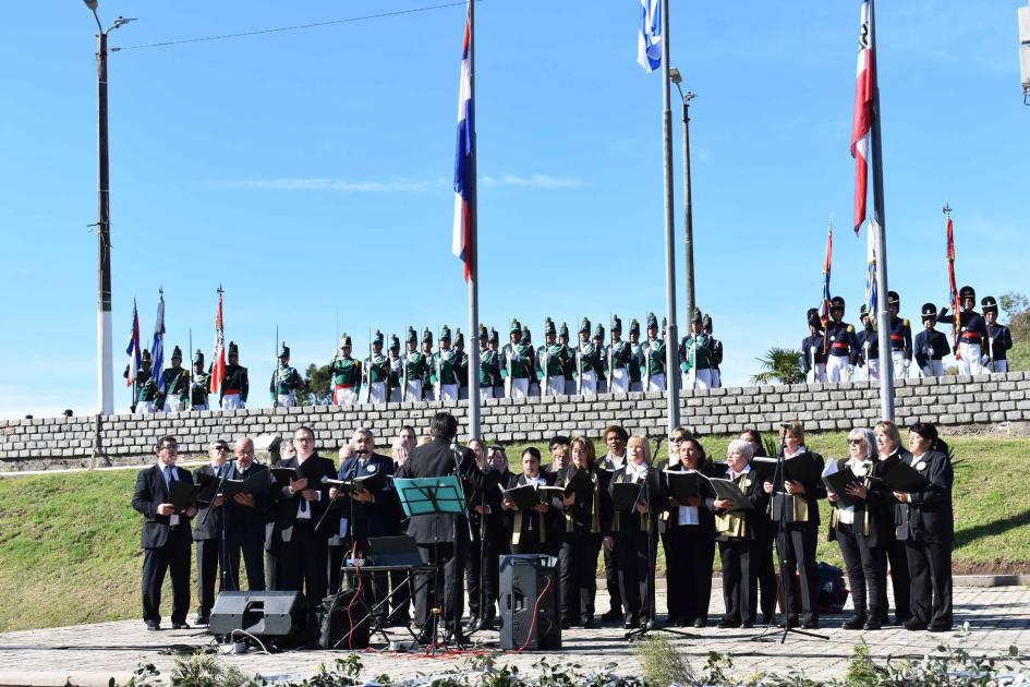 Gran convocatoria en los actos patrios del 25 de Agosto