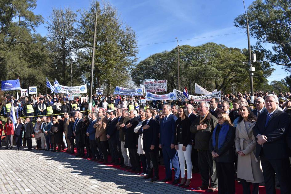 Gran convocatoria en los actos patrios del 25 de Agosto