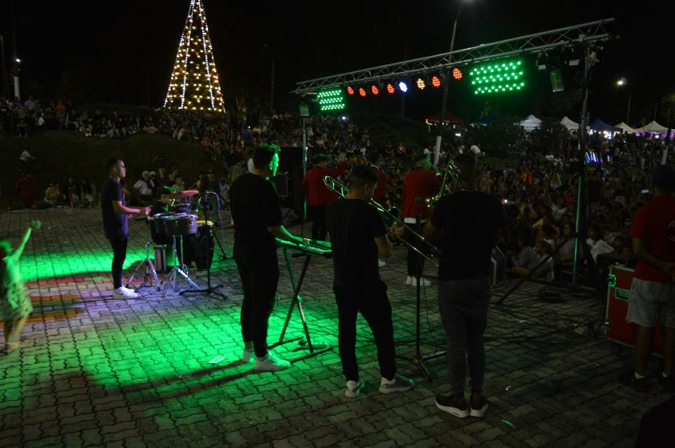 La fiesta de la Navidad convocó a cientos de floridenses