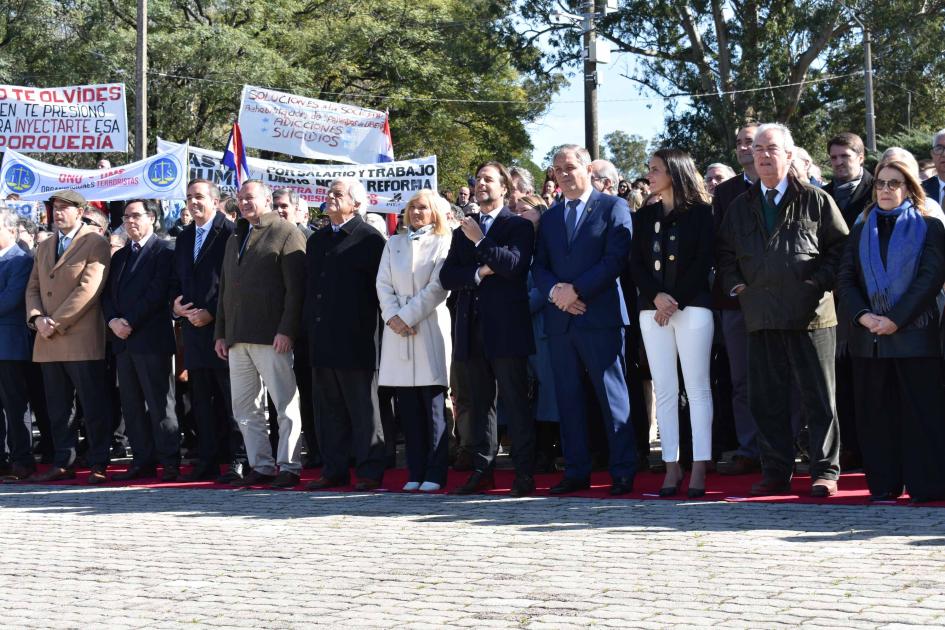 Gran convocatoria en los actos patrios del 25 de Agosto