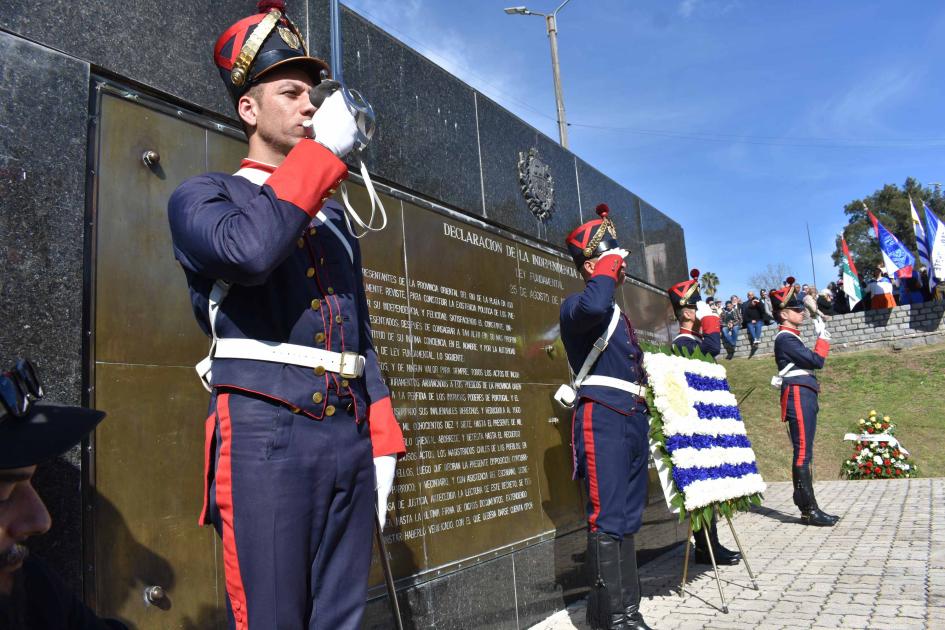 Gran convocatoria en los actos patrios del 25 de Agosto