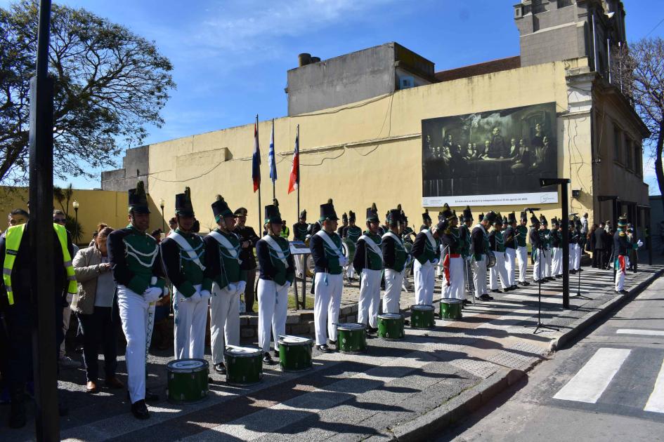 Gran convocatoria en los actos patrios del 25 de Agosto