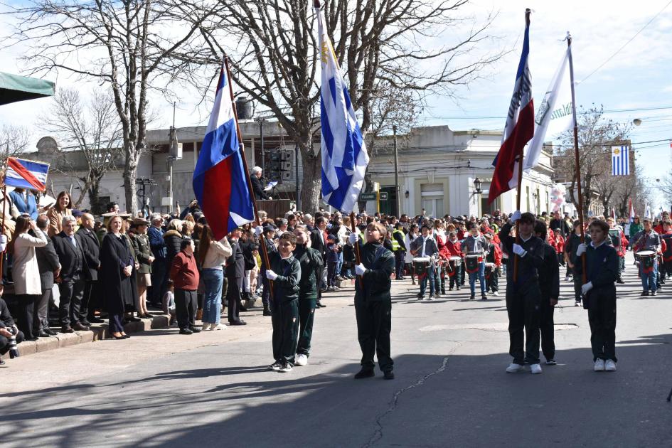 Gran convocatoria en los actos patrios del 25 de Agosto